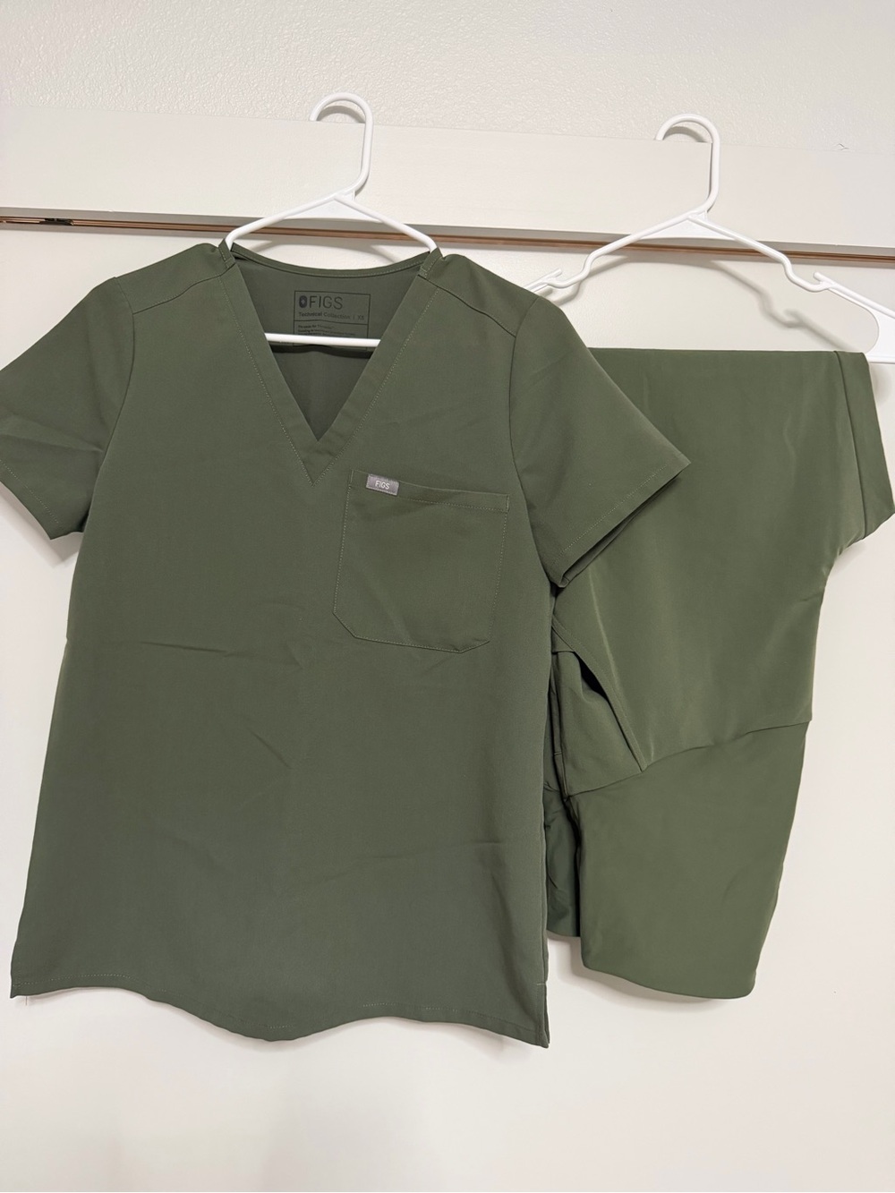 FIGS mods Green Medical Scrub Set - V-Neck Top & Pants